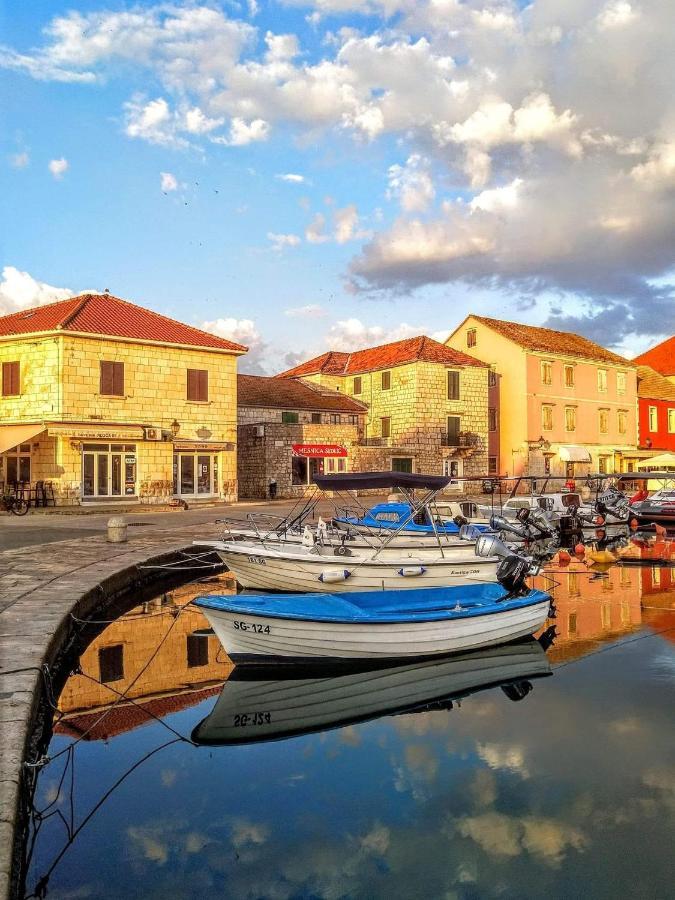 Stari Grad - 1 *